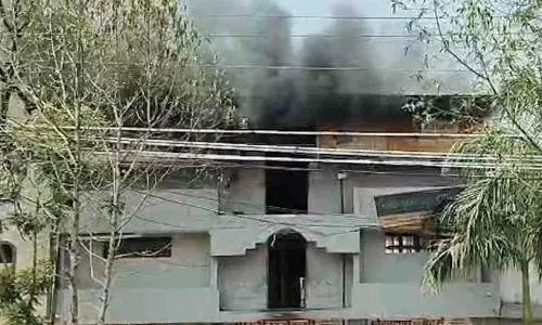 खाद्य तेल स्टॉक वाली दुकान में लगी आग, लाखों का नुकसान