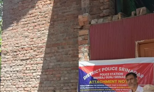 श्रीनगर में ड्रग तस्करों पर बड़ी कार्रवाई, दो करोड़ की अवैध संपत्तियां जब्त श्रीनगर में ड्रग तस्करों पर बड़ी कार्रवाई, दो करोड़ की अवैध संपत्तियां जब्त