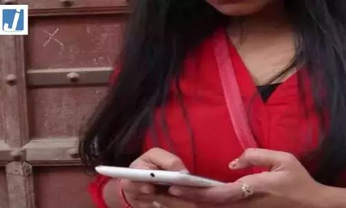 सावधान! फोन पर साली बनकर बात कर रहा था ठग, आवाज लड़की की, करतूत मर्द की सावधान! फोन पर साली बनकर बात कर रहा था ठग, आवाज लड़की की, करतूत मर्द की