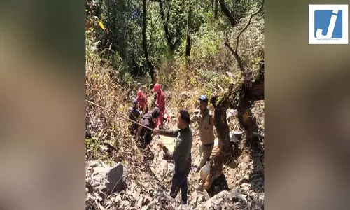 दर्दनाक सड़क दुर्घटना, ईको वैन 400 मीटर गहरी खाई में गिरी, 3 की मौत दर्दनाक सड़क दुर्घटना, ईको वैन 400 मीटर गहरी खाई में गिरी, 3 की मौत