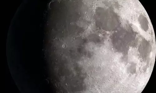 पृथ्वी से ज्यादा गड्ढों से भरा है चंद्रमा, जानें क्यों नहीं मिटते क्रेटर्स के निशान पृथ्वी से ज्यादा गड्ढों से भरा है चंद्रमा, जानें क्यों नहीं मिटते क्रेटर्स के निशान