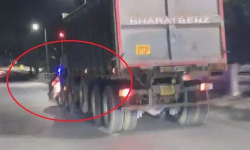 LIVE वीडियो भयानक हादसा का, बेकाबू ट्रक ने कार को 600 मीटर तक घसीटा, परिवार घायल LIVE वीडियो भयानक हादसा का, बेकाबू ट्रक ने कार को 600 मीटर तक घसीटा, परिवार घायल