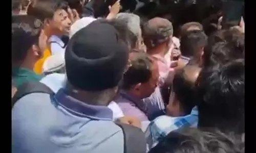 नोएडा: तकनीकी खराबी के कारण कुछ केंद्रों पर देर से शुरू हुई सीयूईटी (यूजी) 2026 परीक्षा, छात्रों को दिया अतिरिक्त समय नोएडा: तकनीकी खराबी के कारण कुछ केंद्रों पर देर से शुरू हुई सीयूईटी (यूजी) 2026 परीक्षा, छात्रों को दिया अतिरिक्त समय