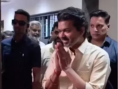 Telangana: विजय ने CM ब्लेज़र उतारे; पारंपरिक कपड़ों में प्राइवेट इवेंट में शामिल हुए