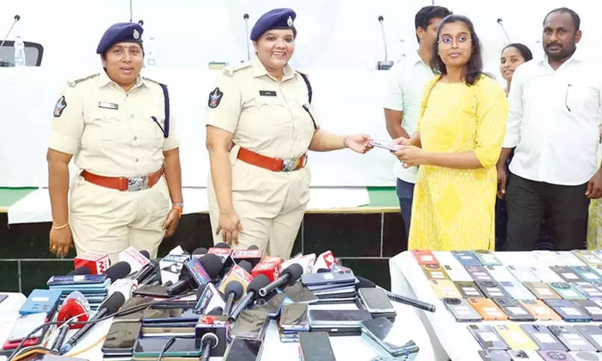 Andhra: पुलिस ने 1.14 करोड़ रुपये कीमत के 570 मोबाइल बरामद किए