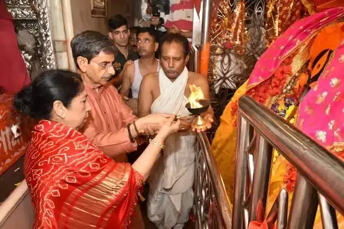 Kolkata: कोलकाता के दक्षिणेश्वर काली मंदिर में राज्यपाल रवि ने पत्नी संग की विशेष पूजा Kolkata: कोलकाता के दक्षिणेश्वर काली मंदिर में राज्यपाल रवि ने पत्नी संग की विशेष पूजा