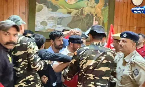 Shimla SEHB कार्यकर्ताओं का MC हाउस पर जोरदार प्रदर्शन Shimla SEHB कार्यकर्ताओं का MC हाउस पर जोरदार प्रदर्शन