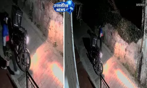 घर के बाहर रखा फूल का गमला चुरा ले गया डिलीवरी ब्वॉय घर के बाहर रखा फूल का गमला चुरा ले गया डिलीवरी ब्वॉय