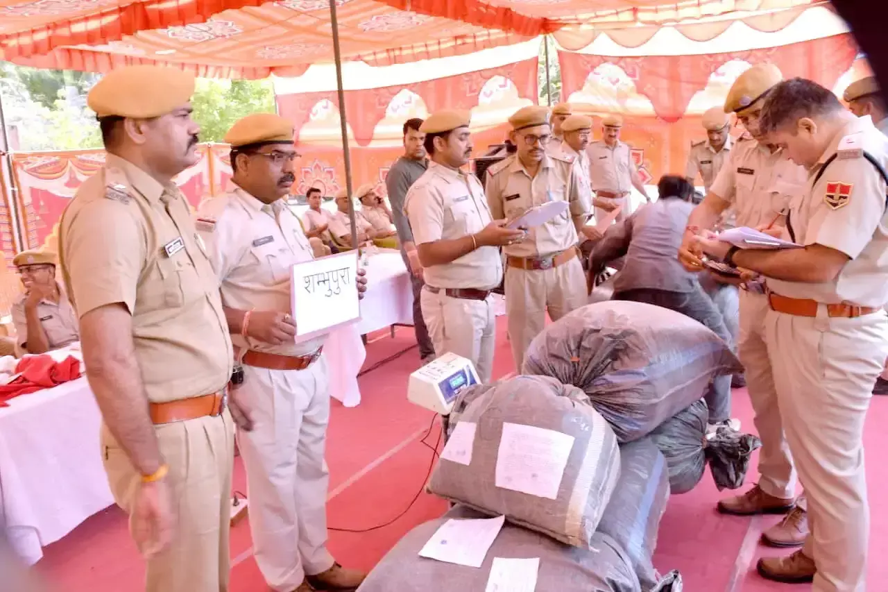 Chittorgarh: करोड़ों की नशीली सामग्री पर चला बुलडोजर, पुलिस ने किया निपटान Chittorgarh: करोड़ों की नशीली सामग्री पर चला बुलडोजर, पुलिस ने किया निपटान