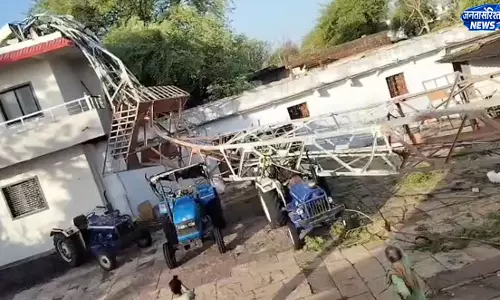 आंधी-बारिश से कई जिलों में नुकसान, शिवपुरी में BSNL टावर घर पर गिरा आंधी-बारिश से कई जिलों में नुकसान, शिवपुरी में BSNL टावर घर पर गिरा