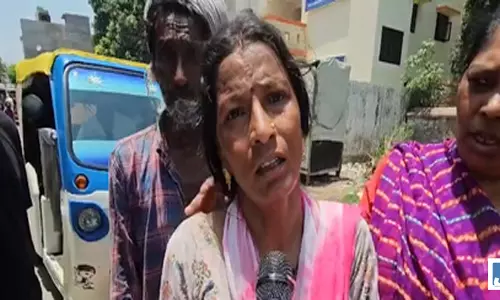 डे-केयर सेंटर का जर्जर गेट गिरने से 7 वर्षीय बच्चे की मौत, स्थानीय लोगों में आक्रोश डे-केयर सेंटर का जर्जर गेट गिरने से 7 वर्षीय बच्चे की मौत, स्थानीय लोगों में आक्रोश