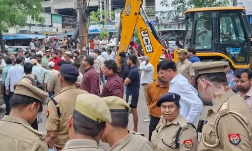 Noida सेक्टर-16 कार मार्केट में अतिक्रमण पर बड़ी कार्रवाई