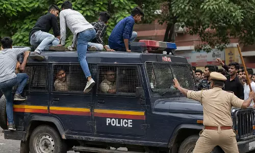 Thrikkakara में पुलिस टीम पर हमला, कार्रवाई के दौरान इंस्पेक्टर घायल Thrikkakara में पुलिस टीम पर हमला, कार्रवाई के दौरान इंस्पेक्टर घायल