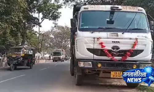 NH-16 पर हाईवे का खौफ: हाइवा ट्रक ने कार को 600 मीटर तक घसीटा, दो घायल NH-16 पर हाईवे का खौफ: हाइवा ट्रक ने कार को 600 मीटर तक घसीटा, दो घायल