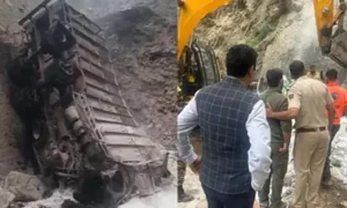 Ramban : भीषण सड़क हादसा, ट्रक खाई में गिरने के बाद आग लगी Ramban : भीषण सड़क हादसा, ट्रक खाई में गिरने के बाद आग लगी