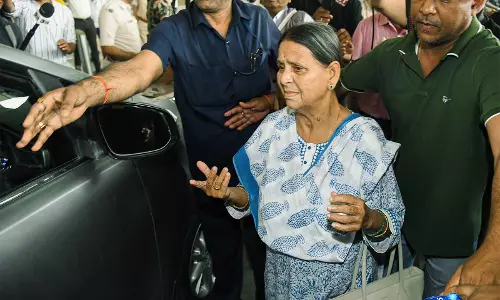 बेदखली नोटिस के बाद भी Rabri Devi का 10 सर्कुलर रोड बंगला खाली करने से इनकार बेदखली नोटिस के बाद भी Rabri Devi का 10 सर्कुलर रोड बंगला खाली करने से इनकार