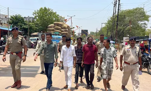 ढाबा में शराब बेचते और पिलाते संचालक सहित 5 आरोपी गिरफ्तार