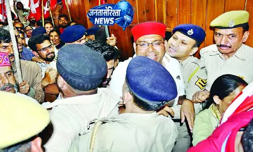 सैहब कर्मियों के हंगामे के बीच निगम का हाउस सैहब कर्मियों के हंगामे के बीच निगम का हाउस