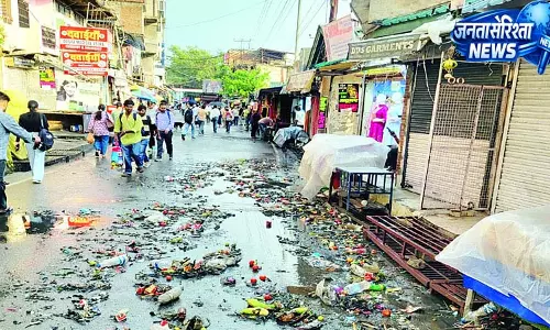 हल्की सी बारिश से बाहर आ गई नालियों की गंदगी हल्की सी बारिश से बाहर आ गई नालियों की गंदगी