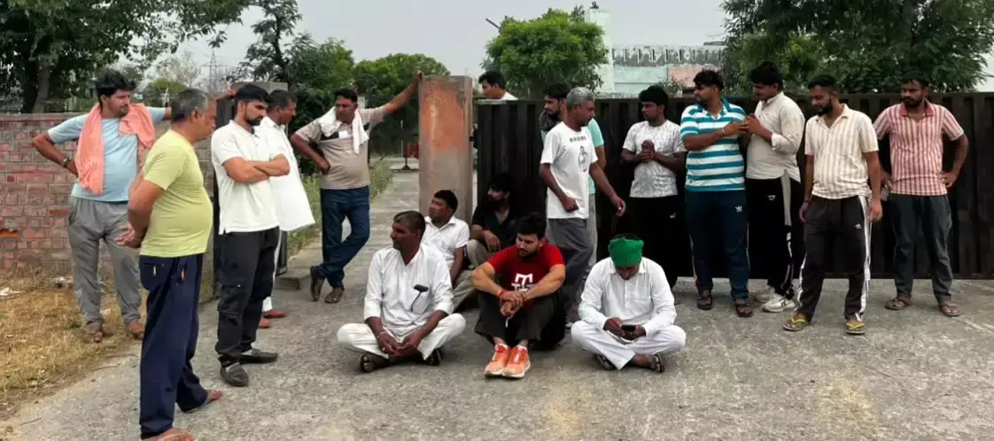 Hansi: लगातार बिजली कटों के विरोध में ग्रामीणों का जोरदार प्रदर्शन Hansi: लगातार बिजली कटों के विरोध में ग्रामीणों का जोरदार प्रदर्शन