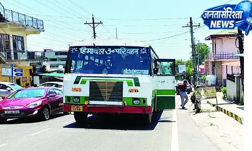 जोनल अस्पताल के पास हांफी एचआरटीसी की बस जोनल अस्पताल के पास हांफी एचआरटीसी की बस