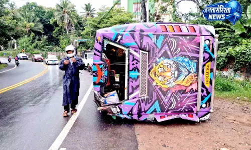 Kerala : तीर्थयात्रियों से भरी बस पलटी, सात घायल Kerala : तीर्थयात्रियों से भरी बस पलटी, सात घायल