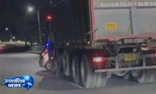 Bhubaneswar ट्रक-कार टक्कर में 500 मीटर तक घसीटी गई गाड़ी Bhubaneswar ट्रक-कार टक्कर में 500 मीटर तक घसीटी गई गाड़ी