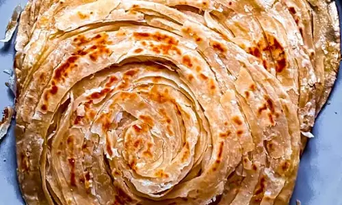 घर पर बनाएं रेस्टोरेंट जैसा क्रिस्पी मालाबार पराठा