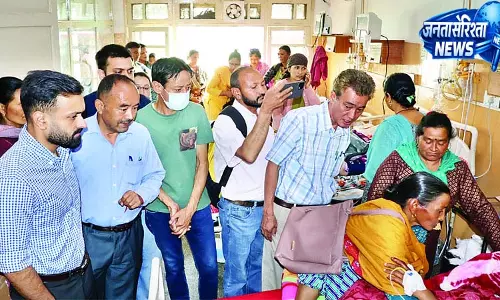 डीसी ने घायलों का पूछा हाल डीसी ने घायलों का पूछा हाल