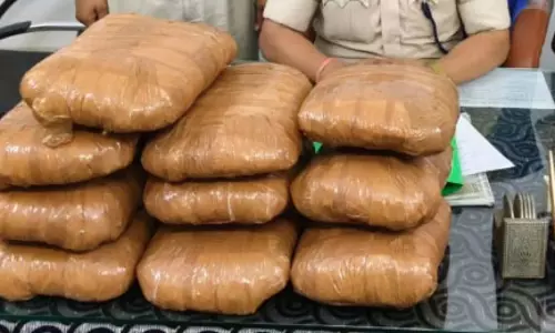 गांजा जब्त हुई हीराकुंड एक्सप्रेस से, बाथरूम में छुपा रखा था तस्करों ने गांजा जब्त हुई हीराकुंड एक्सप्रेस से, बाथरूम में छुपा रखा था तस्करों ने