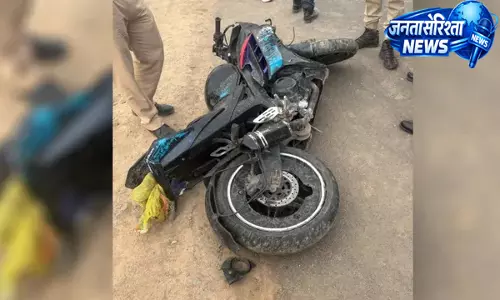 Jammu-पुंछ हाईवे पर सड़क हादसा, बाइक की टक्कर में तीन लोग गंभीर रूप से घायल Jammu-पुंछ हाईवे पर सड़क हादसा, बाइक की टक्कर में तीन लोग गंभीर रूप से घायल