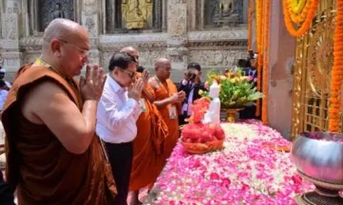 म्यांमार के राष्ट्रपति ह्लाइंग ने महाबोधि मंदिर में की पूजा-अर्चना