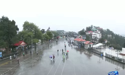 Shimla में बारिश से गर्मी से राहत, पर्यटकों की बढ़ी रौनक Shimla में बारिश से गर्मी से राहत, पर्यटकों की बढ़ी रौनक