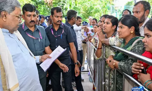 कावेरी निवास पर Siddaramaiah ने सुनी जनता की शिकायतें कावेरी निवास पर Siddaramaiah ने सुनी जनता की शिकायतें
