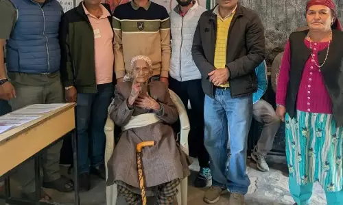 Shimla: 103 वर्षीय बुजुर्ग महिला ने डाला वोट, लोकतंत्र के प्रति दिखाया जज्बा Shimla: 103 वर्षीय बुजुर्ग महिला ने डाला वोट, लोकतंत्र के प्रति दिखाया जज्बा