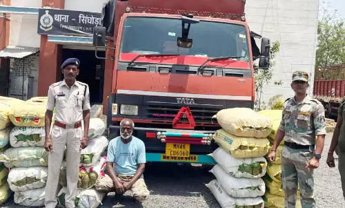 3 करोड़ का गांजा टाटा माजदा वाहन से बरामद, महासमुंद पुलिस को मिली सफलता 3 करोड़ का गांजा टाटा माजदा वाहन से बरामद, महासमुंद पुलिस को मिली सफलता