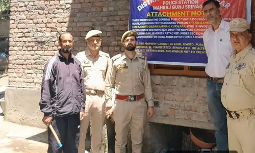 Srinagar: नशा तस्करी से अर्जित 2 करोड़ रुपये की संपत्ति पर कार्रवाई Srinagar: नशा तस्करी से अर्जित 2 करोड़ रुपये की संपत्ति पर कार्रवाई