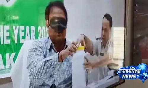 Bhadrak में नए शराब दुकान के लाइसेंस के लिए कलेक्टर ने आँखों पर पट्टी बांधकर लॉटरी निकाली