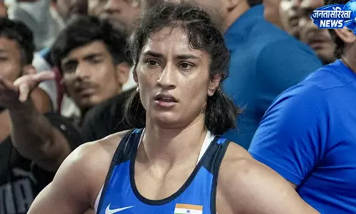 Vinesh फोगाट ने सेमीफाइनल में शानदार वापसी करते हुए जीत दर्ज की Vinesh फोगाट ने सेमीफाइनल में शानदार वापसी करते हुए जीत दर्ज की