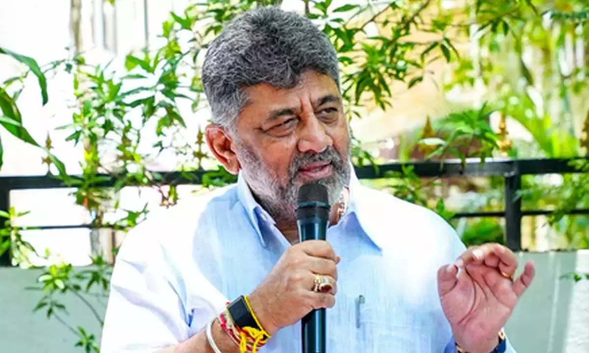 Karnataka कांग्रेस प्रमुख शिवकुमार ने सीएलपी बैठक से पहले राज्यपाल से मुलाकात की Karnataka कांग्रेस प्रमुख शिवकुमार ने सीएलपी बैठक से पहले राज्यपाल से मुलाकात की
