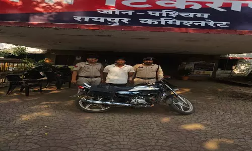 संतोषी नगर चौक के पास चाकू लहराने वाला बदमाश गिरफ्तार संतोषी नगर चौक के पास चाकू लहराने वाला बदमाश गिरफ्तार
