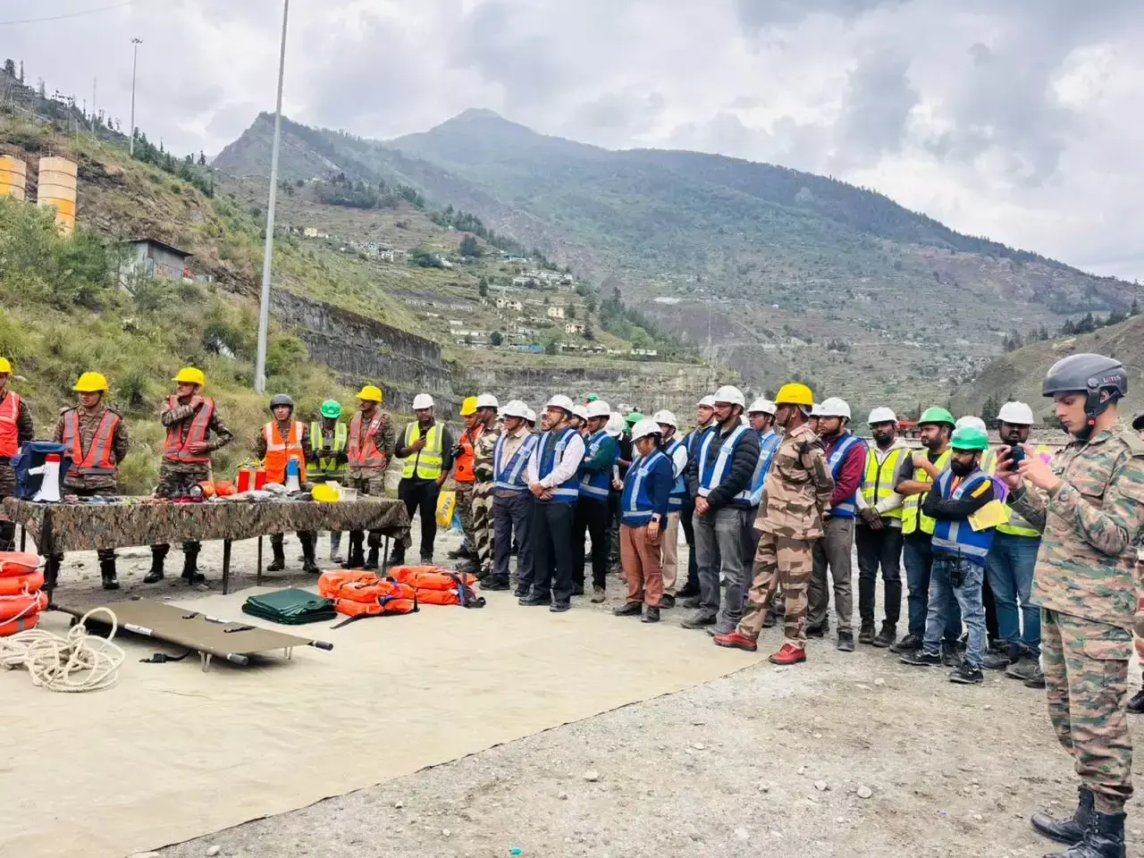 Jyotirmath: आपदा प्रबंधन तैयारियों को परखने के लिए एनटीपीसी की मॉक ड्रिल Jyotirmath: आपदा प्रबंधन तैयारियों को परखने के लिए एनटीपीसी की मॉक ड्रिल