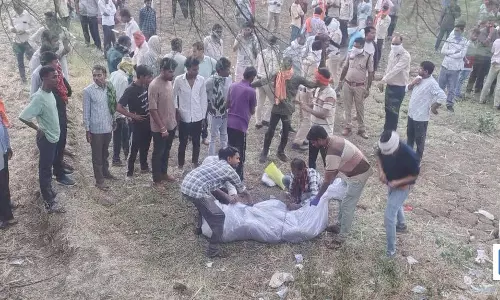 CG: बदबू ने खोला राज, खेत में बोरी से मिला युवक का क्षत-विक्षत शव, मचा हड़कंप CG: बदबू ने खोला राज, खेत में बोरी से मिला युवक का क्षत-विक्षत शव, मचा हड़कंप