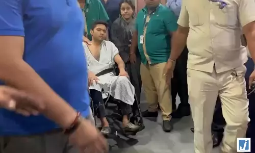 हमले के बाद इलाज कराकर अस्पताल से लौटे अभिषेक बनर्जी, ममता बनर्जी ने किया दौरा हमले के बाद इलाज कराकर अस्पताल से लौटे अभिषेक बनर्जी, ममता बनर्जी ने किया दौरा