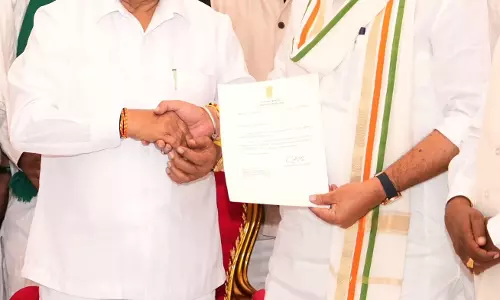कर्नाटक में सरकार गठन की प्रक्रिया तेज, डीके शिवकुमार ने किया दावा पेश