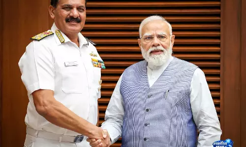नौसेना प्रमुख ने PM मोदी को समुद्री सुरक्षा और परिचालन तैयारियों की जानकारी दी नौसेना प्रमुख ने PM मोदी को समुद्री सुरक्षा और परिचालन तैयारियों की जानकारी दी