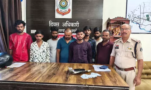 CG: खुले खेत में चल रहा था काट-पत्ती जुआ, 8 जुआरी गिरफ्तार CG: खुले खेत में चल रहा था काट-पत्ती जुआ, 8 जुआरी गिरफ्तार
