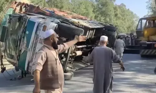 BIG BREAKING: प्रवासियों से भरा ट्रक पलटा, 18 लोगों की दर्दनाक मौत