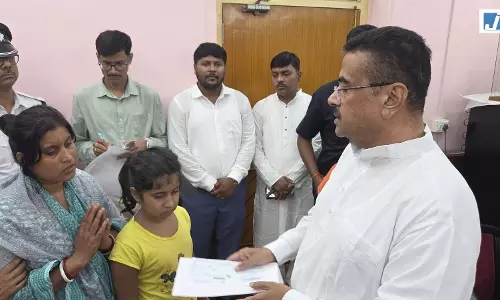 प्राकृतिक आपदा से मृतक के परिजनों को मुआवज़ा, सुवेंदु अधिकारी ने सौंपा चेक प्राकृतिक आपदा से मृतक के परिजनों को मुआवज़ा, सुवेंदु अधिकारी ने सौंपा चेक