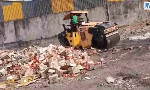 अवैध शराब पर बुलडोजर एक्शन, 34,720 लीटर शराब नष्ट अवैध शराब पर बुलडोजर एक्शन, 34,720 लीटर शराब नष्ट